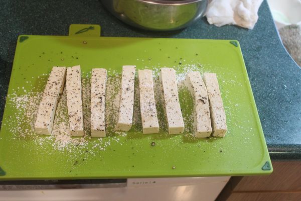 每面灑上鹽、胡椒和薄薄的太白粉。