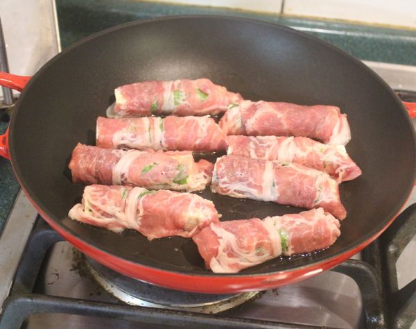 平底鍋放油加熱，將捲好的豆腐卷放入。