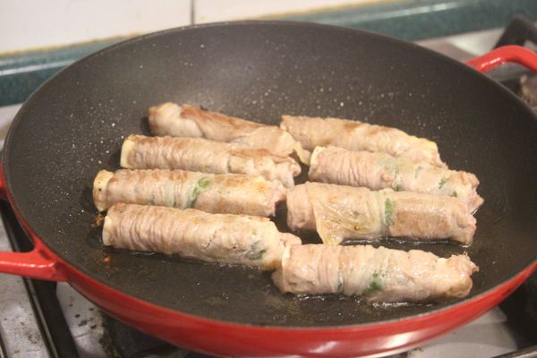 每面煎到豬肉有些焦色。