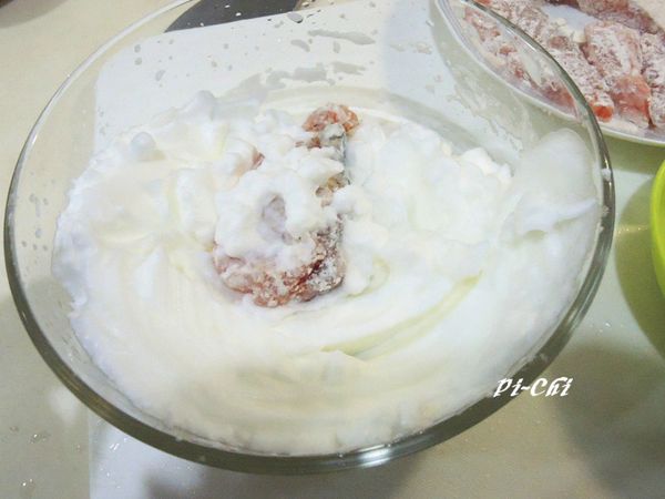 沾過粉的鮭魚裹上蛋白