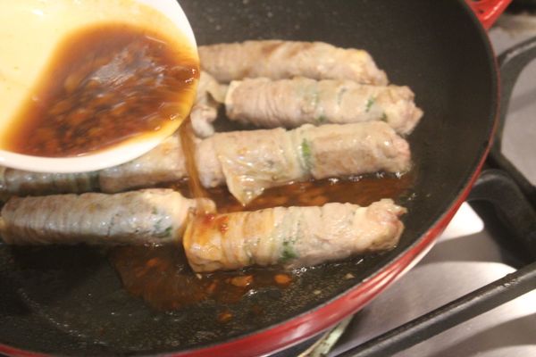 倒入以醬油、酒、味醂、豆瓣醬、水調好的醬汁。