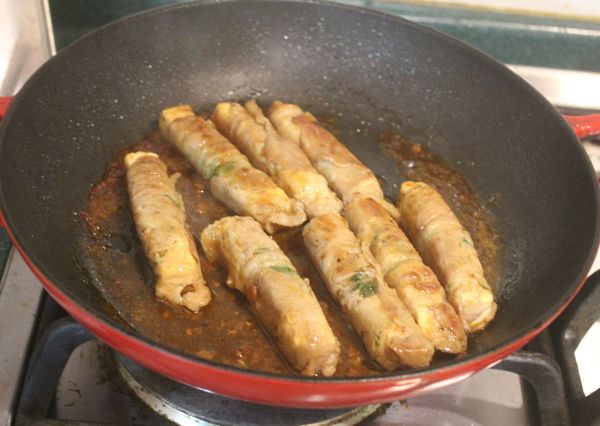 翻轉肉捲，讓每面都沾上醬汁，煮到醬汁有些收汁。