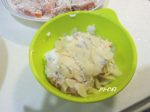 然後沾上適量的杏仁片