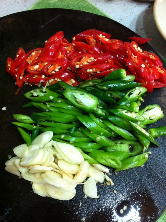 青、紅椒斜切切片、蒜頭切片。