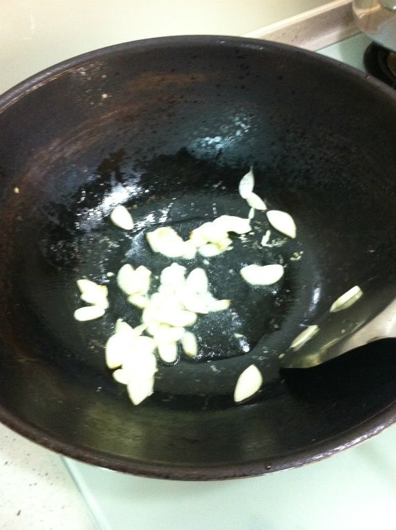 大火大火爆香蒜頭。