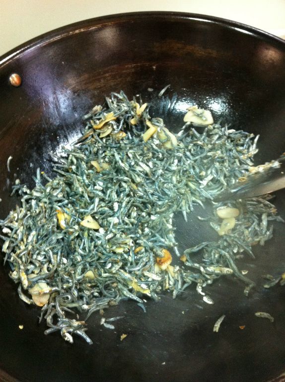 加入小魚乾拌炒。