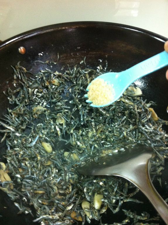 炒至小魚乾水份收乾後轉中火加入糖2匙。