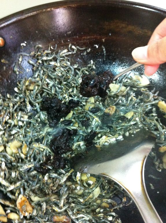 待糖融入後加入豆鼓2匙。