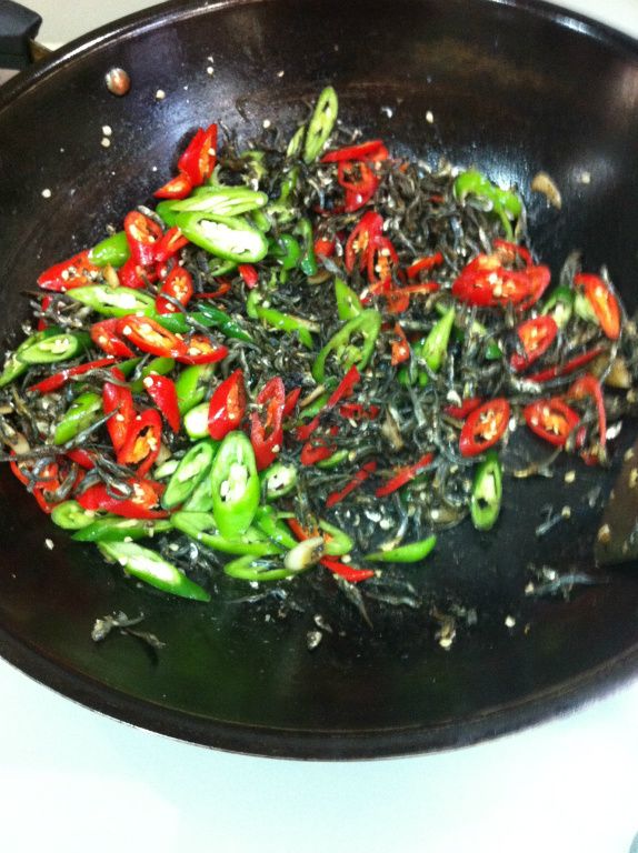 轉小火加入青、紅椒斜拌炒。