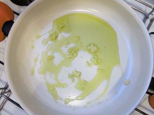 蒜頭泥+橄欖油放入鍋內, 用中火煎香.