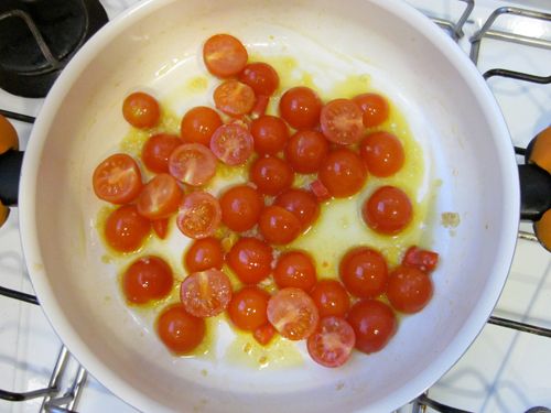 放入蕃茄, 用中火繼續煮到蕃茄軟化釋出果汁.