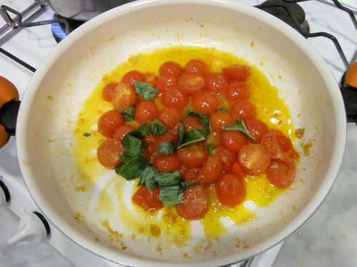 加入羅勒碎後繼續滾煮, 直到醬汁呈現你喜歡的濃稠程度, 並用鹽和辣椒調味即可.