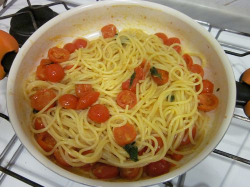 加入七分熟的義大利麵條, 攪拌讓麵體均勻吸收醬汁後即可上桌!