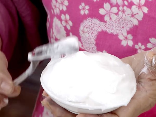 再用樹薯糊覆蓋成圓球狀