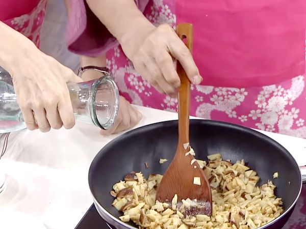 少許清水燒煮入味