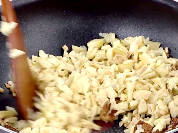 加入筍乾炒香
