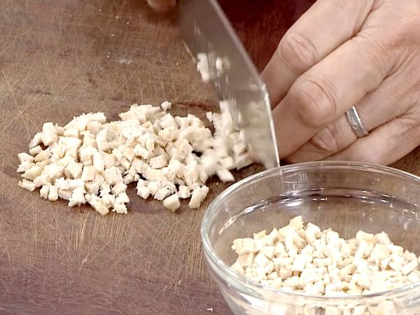 素排切丁、香菇切片、煮過的筍乾切丁備用