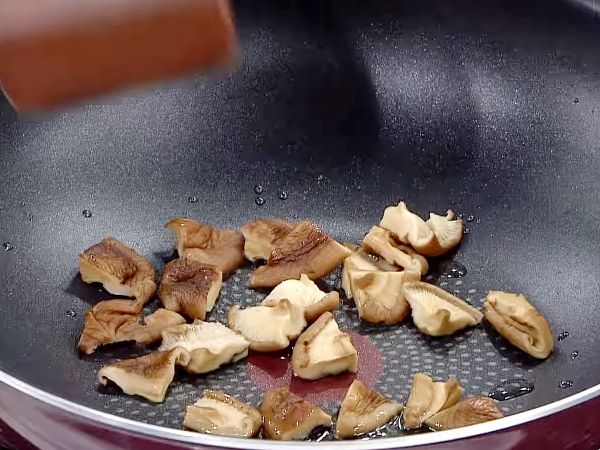起油鍋，香菇爆香