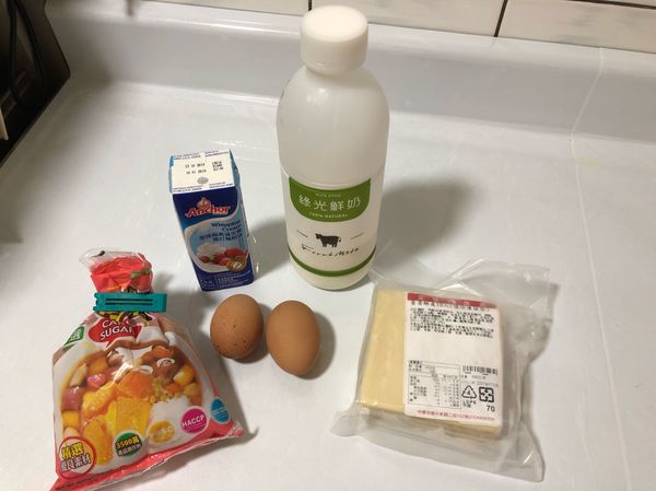 把蛋、鮮奶、鮮奶油、糖攪拌一起