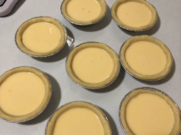 使用蛋撻杯放入酥皮倒入剛攪拌的食材