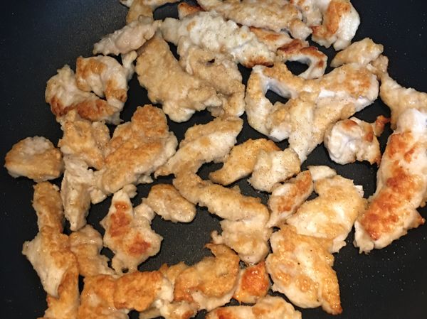 將虱目魚柳用筷子夾進鍋子裡慢慢煎到變白後翻面再煎，兩面都煎到金黃即可