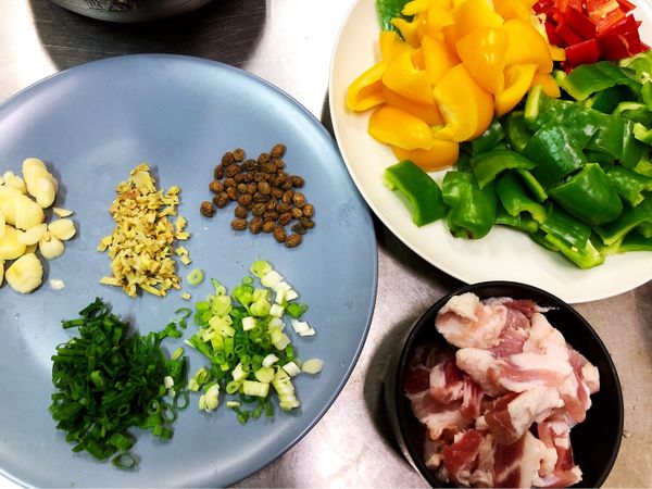 蒜切薄片、薑切末、蔥切末蔥白蔥綠分開，豆豉不泡水。
五花肉切片，青椒、黃甜椒切適口片狀，大辣椒對切去籽切片狀。
