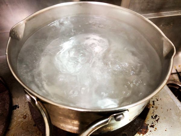 起油鍋的同時也準備一個滾水鍋。