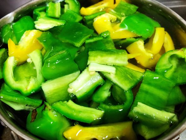 水滾後下青椒、甜椒燙至自己喜愛的口感。
這道菜傳統意義上青椒是要有脆口度的，所以不會經過川燙，下炒鍋晃兩晃去生味就會起鍋。但台灣人對青椒的口感喜好偏軟，可稍微燙一下。