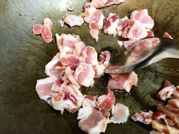 油鍋下油熱鍋後，下五花肉中小火炒至熟。