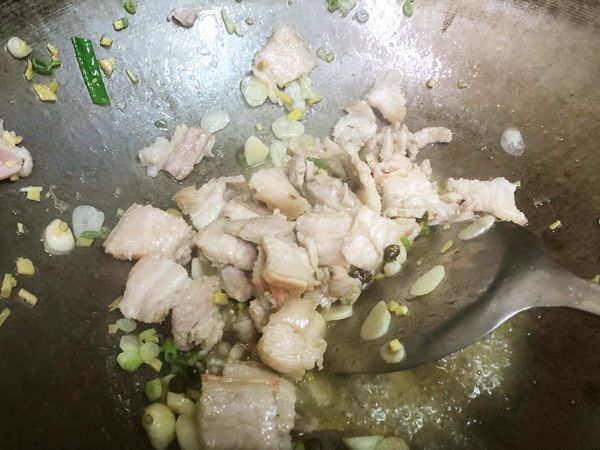 五花肉熟後，依序下薑、蒜、蔥白、豆豉，炒香。
翻炒過程如果太乾，就勺一點點燙青椒的水過來保持濕度。