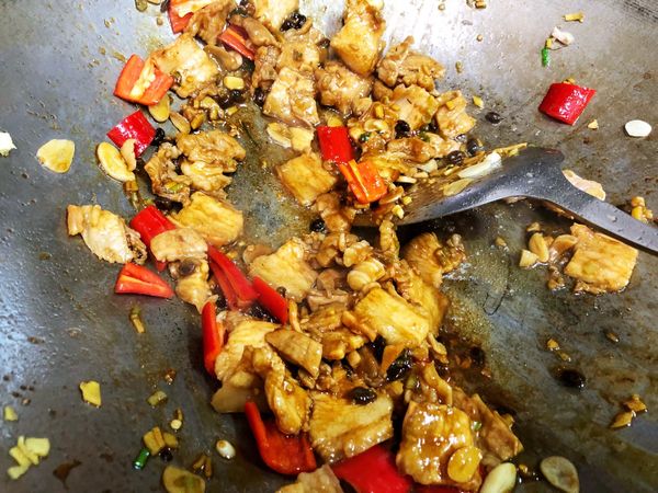 香氣出來後，下大辣椒，繼續翻炒。接著依序下醬油、蠔油、辣椒醬、白胡椒翻炒調味，再大火翻炒。