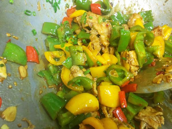 如果是沒燙過的青椒，這個步驟要把青椒炒至去除土生味，如果已經川燙過的青椒，則炒至食材味道混和一體。