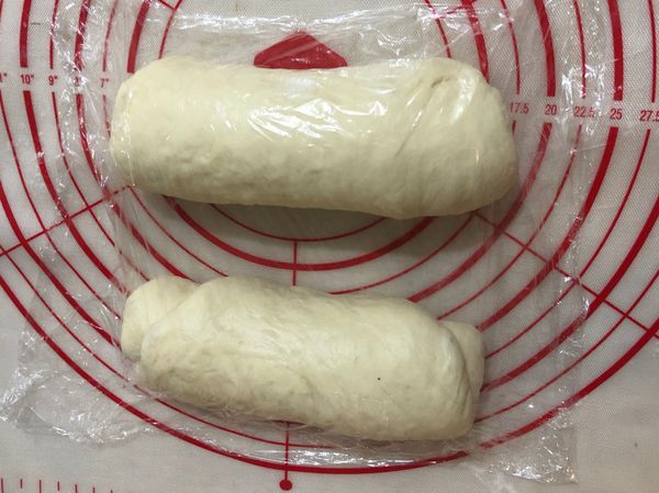 鬆弛完整型(第一次)，桿成長條把空氣擠壓出來(會有嗶嗶啵啵的聲音)捲起來，在鬆弛10分鐘，再重覆一次捍長擠出氣泡，捲起放入吐司盒，撒點水，進行第二次發酵，約40-60分鐘（看天氣)，長高到吐司盒7-8分滿。