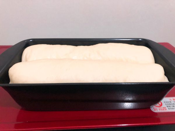 就可以放進烤箱，用180度烤40-45分鐘(各家烤箱不同)，在烤了15-50鐘左右吐司上面已呈現金黃時，可用烘焙紙或鋁鉑紙蓋著(必免烤太焦)。