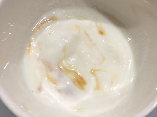 取5克蜂蜜放入希臘優格內攪拌均勻。