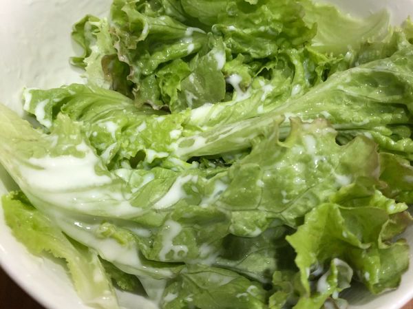 把蜂蜜優格醬倒入生菜中攪拌均勻。