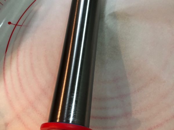 準備矽膠不沾墊跟桿麵棍，將麵團取1/4，放在不沾墊上桿成6mm厚度