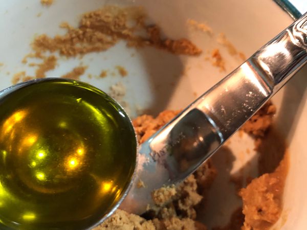 製作花生醬：將花生粉跟羅漢果糖先混合均勻，再加入橄欖油後混合均勻