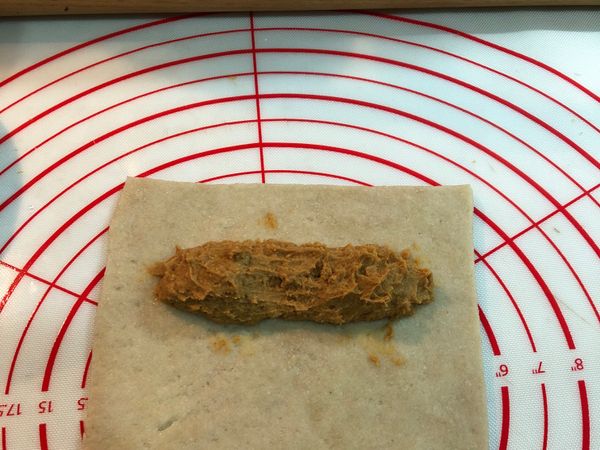 將花生醬塗在麵皮上，整成條狀，要留邊緣壓成封邊