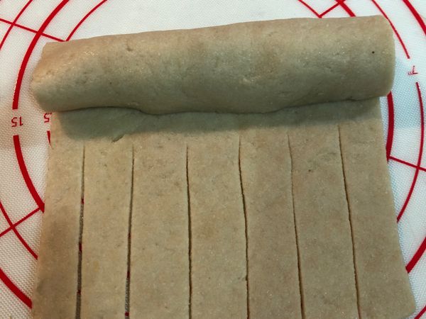 再將麵皮捲成圓筒狀