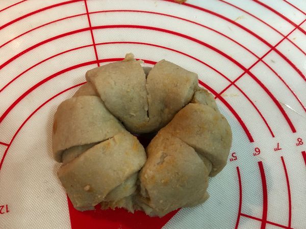 將頭尾互接，放進舖有烘培紙的烤盤，烤箱預熱170度烤15分鐘（小烤箱請調至200度）