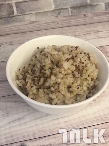 將糙米與煮好的藜麥混合均勻.  白花椰菜切成米粒大小備用.