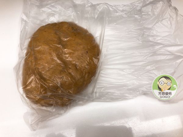 把麵團放入袋子中，取出擀麵棍擀平