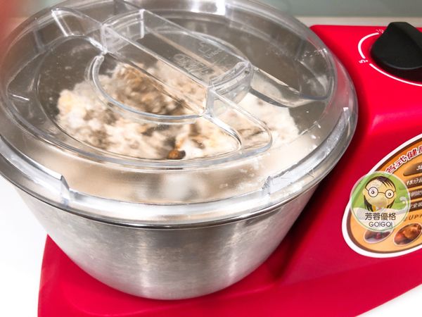 放入攪拌器拌勻成團即可取出