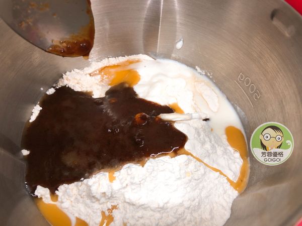 最後倒入拌勻的黑糖奶油