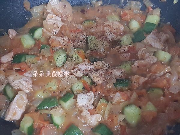 拌炒收汁加入鹽巴跟黑胡椒調味～