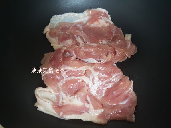 將皮那面先下去煎～
主要是將油逼出來炒洋蔥
然後肉煎過味道也比較香