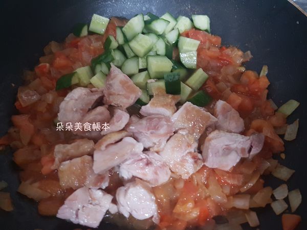 再將切小塊狀的小黃瓜跟雞腿放入
*正常番茄會出水 如果沒有倒一些水熬煮