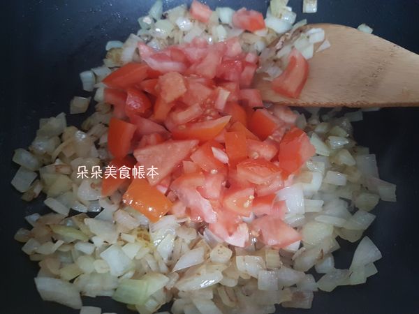 雞腿煎好後拿起來
將切丁的洋蔥拌炒至焦糖狀
再拌入番茄炒一下