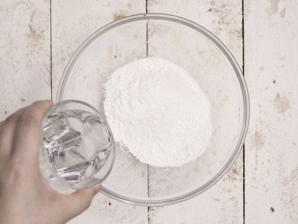 將中筋麵粉、地瓜粉、太白粉、鹽、水倒入碗中，攪拌均勻成無顆粒狀的麵糊。